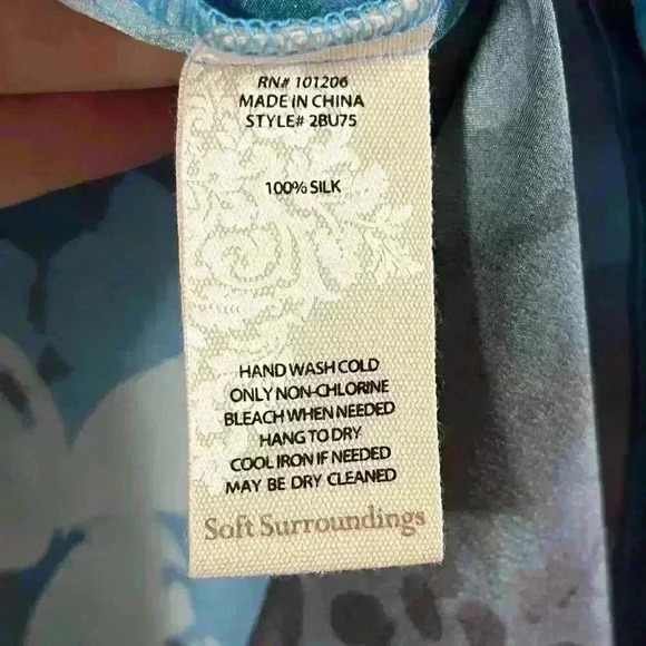 Soft Surroundings Blue Watercolor Floral Pribt Silk Blouse Size Small - Picture 10 of 12